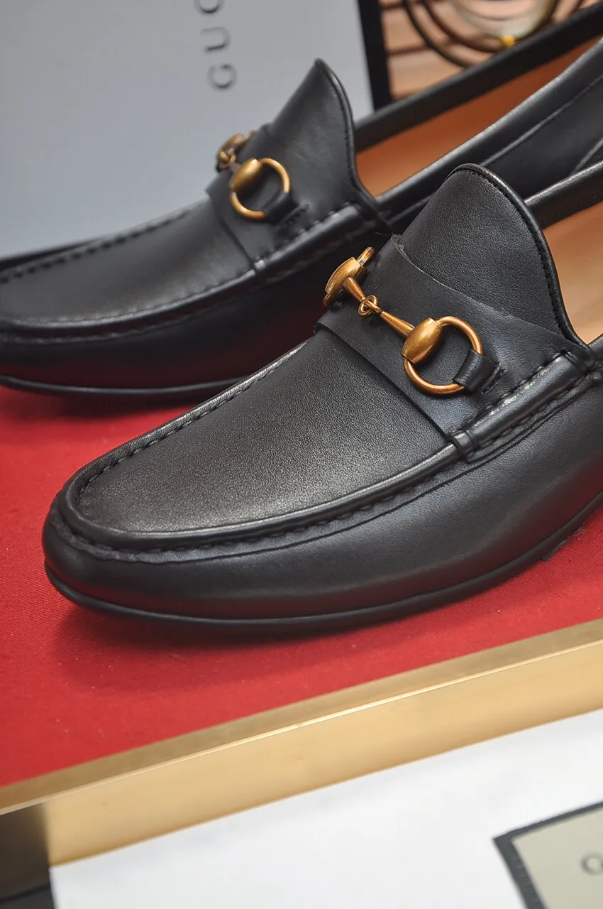 Men's shoes💰500💶Italy's top luxury men's shoe giant (GUCCI) (Gucci) (full cowhide lining) new arrival🍃Original European style🔰 Pleasant to the eye😍In order to make the shoes more durable and non-deformable🌀The production continues to follow traditional methods but there is still no lack of innovation💪Choose original sheepskin for the leather♻️ Smooth and natural And extra bright ⭐Made of imported cowhide, the first choice of rich people 38-45 (45 customized)